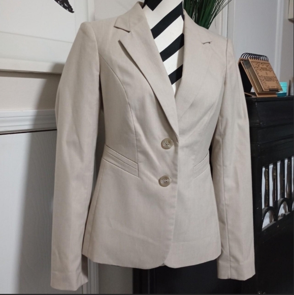 The Limited Jackets & Blazers - The Limited Collection ClassiBeige Blazer Size 4 Fully Lined Like New Condition